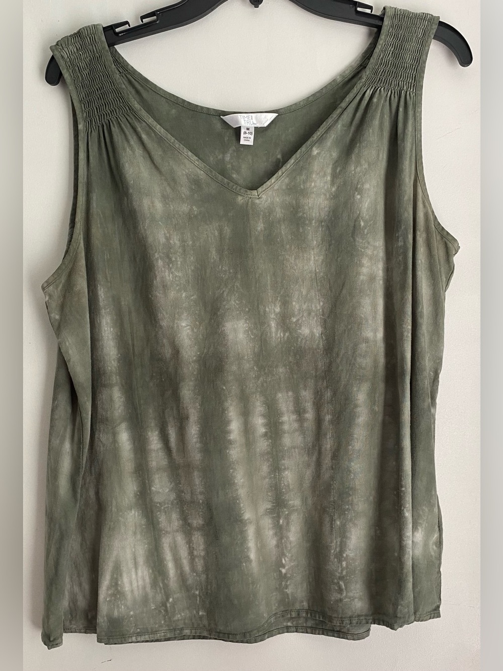 Time & Tru Women’s Woven Linen Blend Olive Tie-Dye V-Neck Smocked Tank M